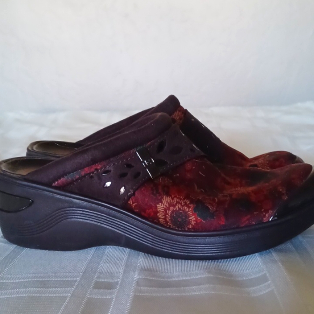 BZees, Womens, Red Floral Brocade Clogs Sz. 9.5 M.